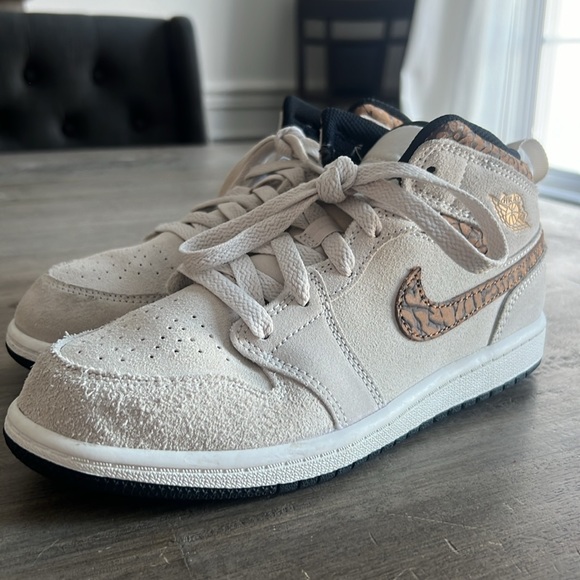 Youth Nike air Jordan's - Picture 3 of 5